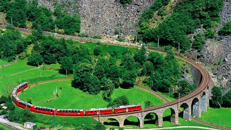 Szwajcaria - Włochy, to jedna z bardziej malowniczych tras kolejowych w Europie