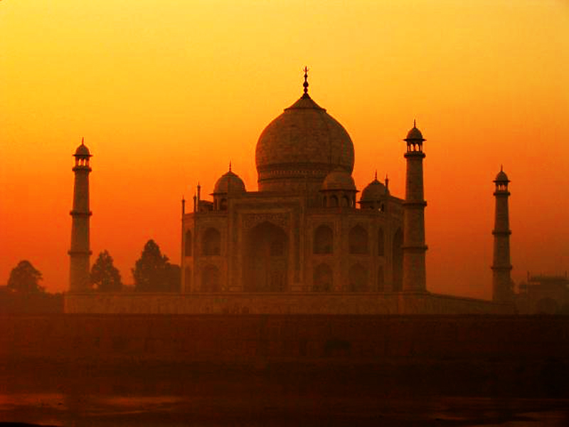 Mauzoleum Taj Mahal, to zdecydowanie obowiązkowy punkt na trasie Twojej wyprawy do Indii