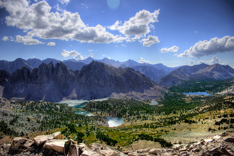 Z wielu miejsc na szlakach turystycznych roztacza się widok na góry Sierra Nevada
