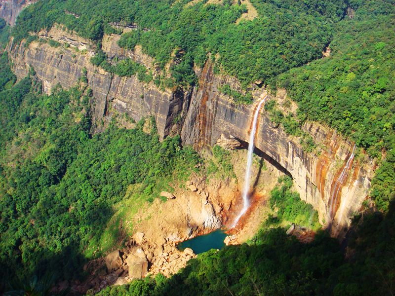 Wodospady Nohkalikai. Konieczne powinieneś je odwiedzić podczas Twojej podróży do Indii