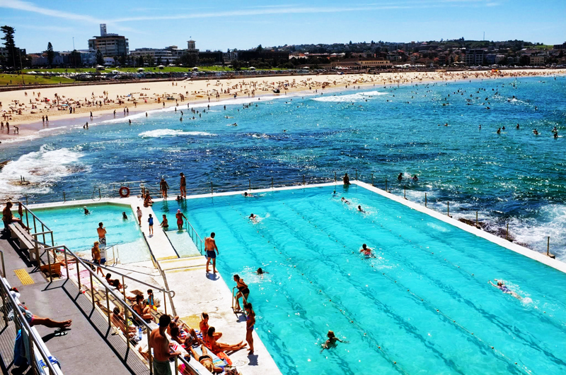Bondi Beach oferuje plażowiczom niezliczone atrakcje, jak na przykład baseny, parki rozrywki, kluby, czy sezonowe festiwale