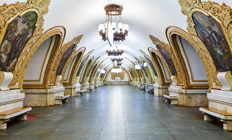 Rosyjskie metro słynie ze swoich podziemnych stacji. Na zdjęciu przystanek „ Kijewskaja”