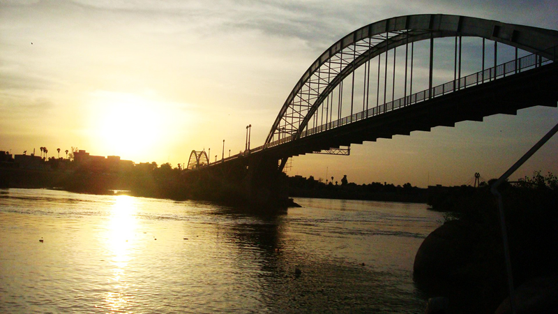 Biały Most to wizytówka miasta Ahwaz. Spina on dwa brzegi rzeki Karun