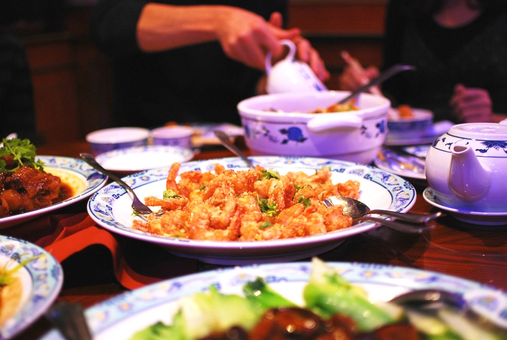 Chiński stół suto zastawiony jedzeniem