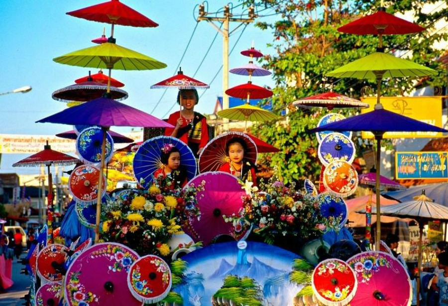Podczas karnawału w Tajlandii odbywa się wielki festiwal parasoli