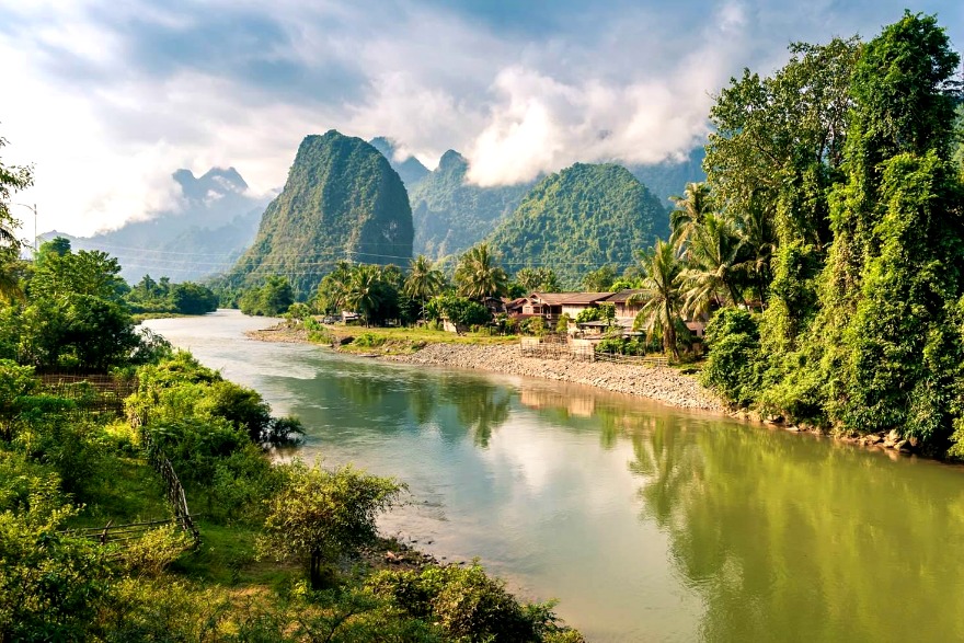 Zielone doliny Mekongu to przeważający krajobraz Laosu.