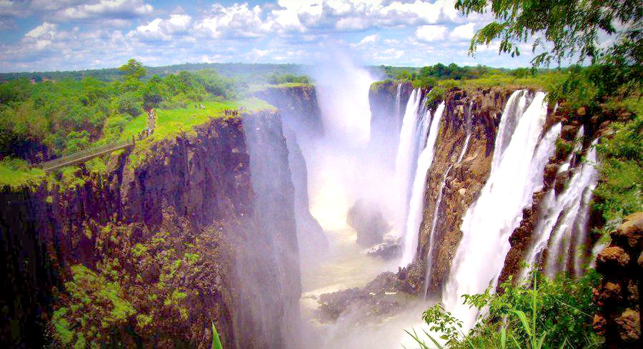 W Zambii można wypocząć nad wodospadem Wiktorii.