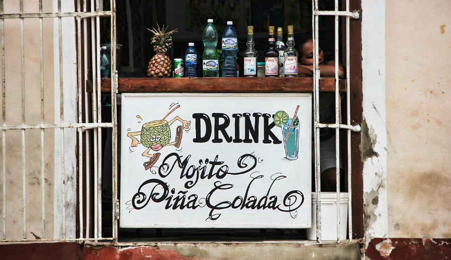 Kuba to nie tylko jedzenie, to właśnie tutaj powstało wiele napojów alkoholowych na bazie miejscowego rumu