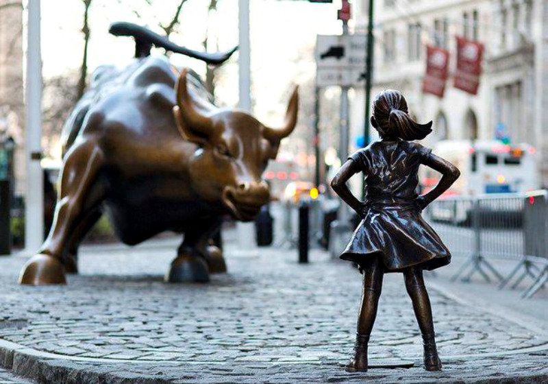 Słynna nowojorska rzeźba przedstawiająca małą dziewczynkę i ogromnego byka.