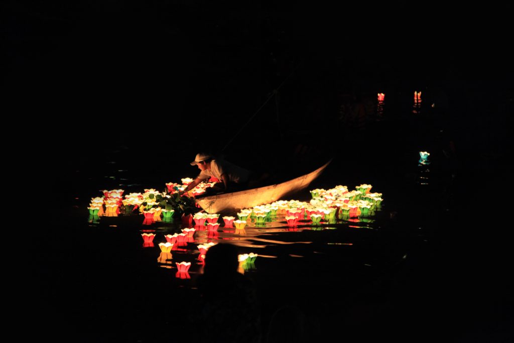 Puść lampion w Hoi An fot. unsplash