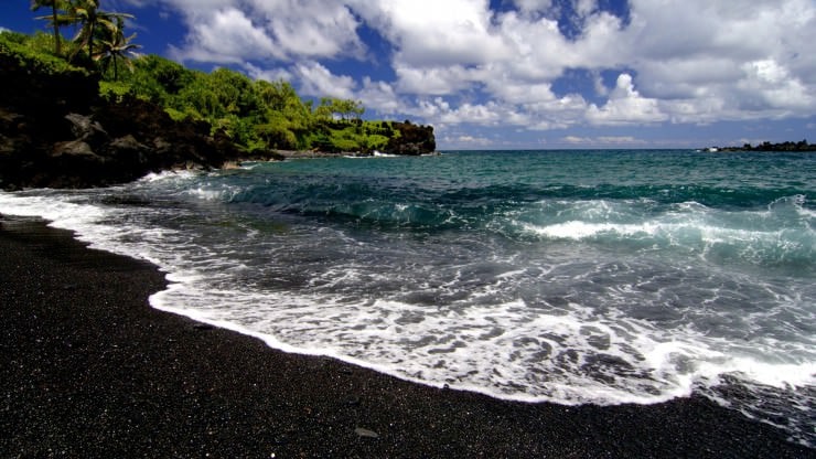 Plaża One’uli Maui na Hawajach w USA, plaza ta charakteryzuje się niezwykle czarnym piaskiem. fot. autor nieznany